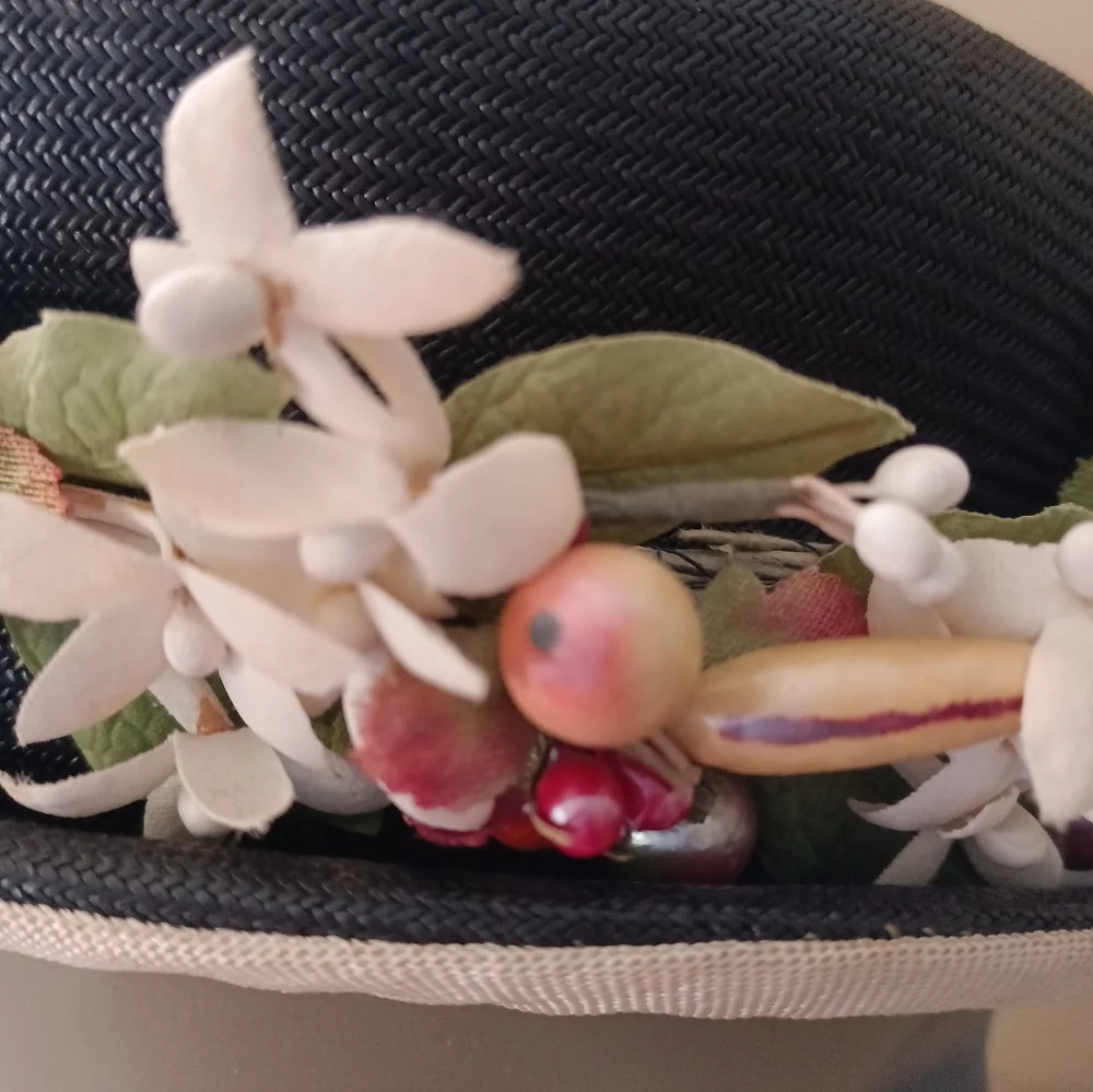 RARE AND STUNNING VINTAGE 1930S/ 40S BLACK STRAW HAT W/ VTG FLORALS AND FRUIT !